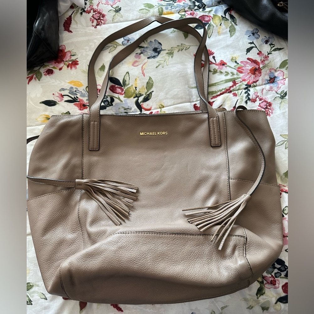 🎉SOLD🎉Michael Kors Ashbury  Leather Large Shoulder Bag - Bone color